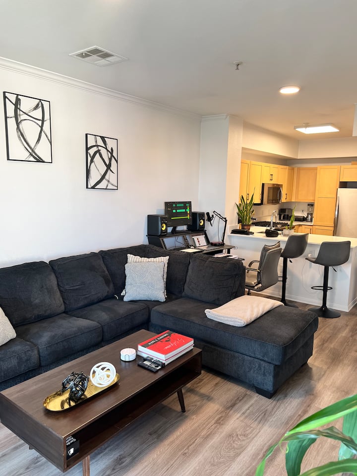 Prime Hollywood Apartment - Los Angeles, CA