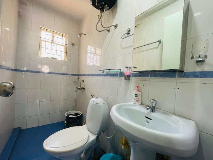 Full bathroom 2 image 2