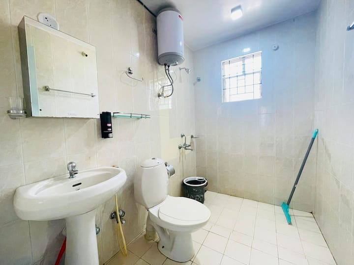 Full bathroom 1 image 1