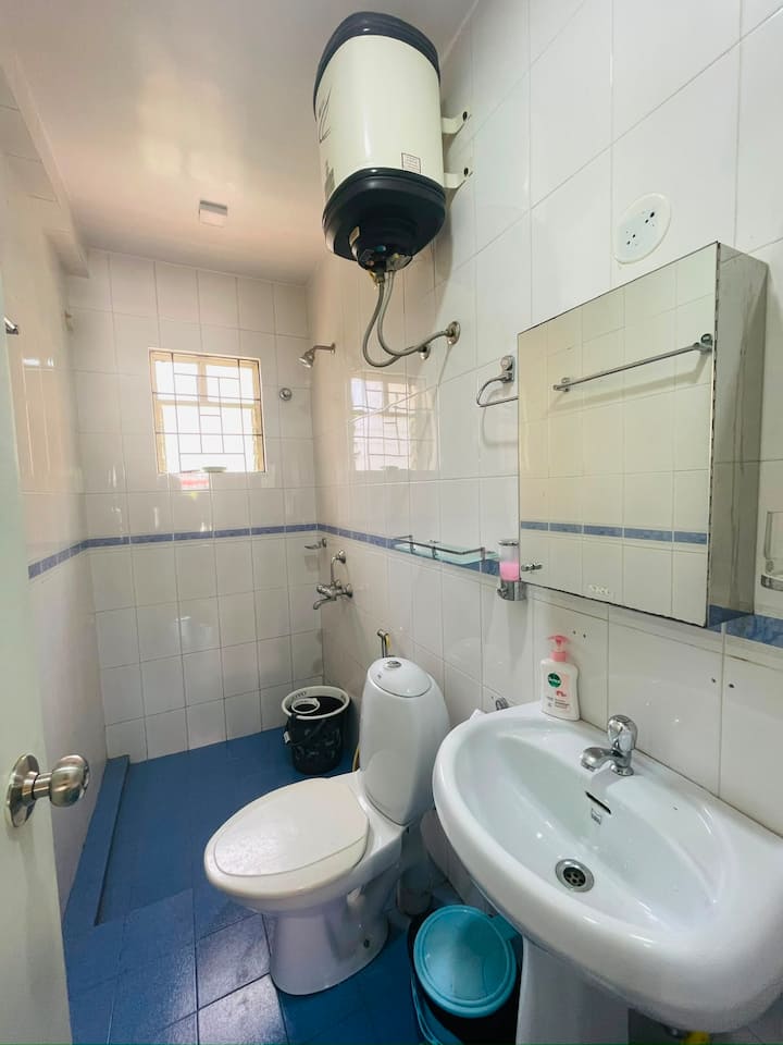 Full bathroom 2 image 1
