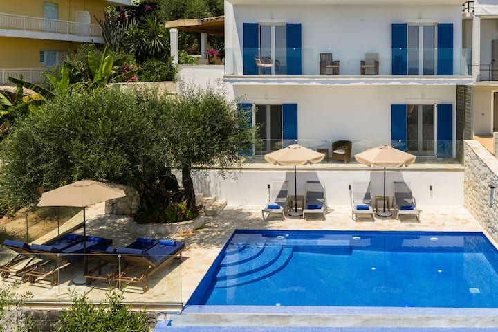 6 Bedroom Villa In The Centre Of Barbati Sleeps 13 - Kassiopi