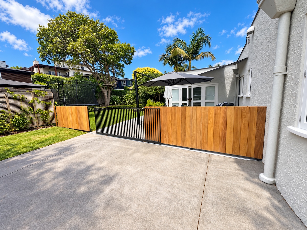Spacious Art Deco Home Near the City - Houses for Rent in Hamilton ...