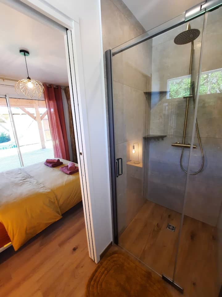 Salle d'eau attenante à la suite