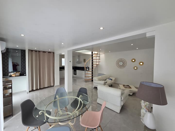 Jolie Maison 2 Chambres 5 Couchage Plus 1 Bébé. - La Rochelle