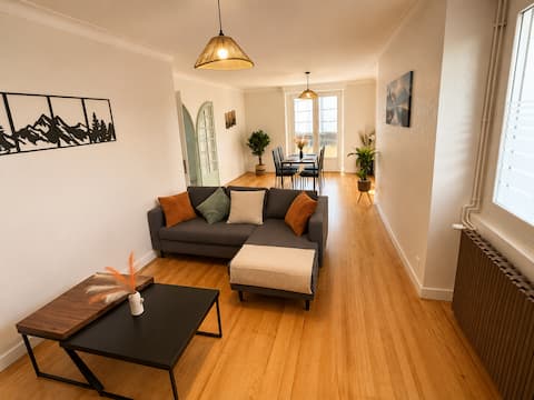 Top Airbnb: Renovated apartment, bright & cozy, air-conditioned à Lourdes