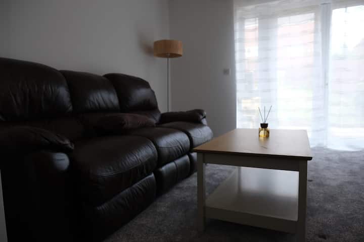 A Beautiful 3 Storey Town House Opposite Fields - Newcastle-under-Lyme