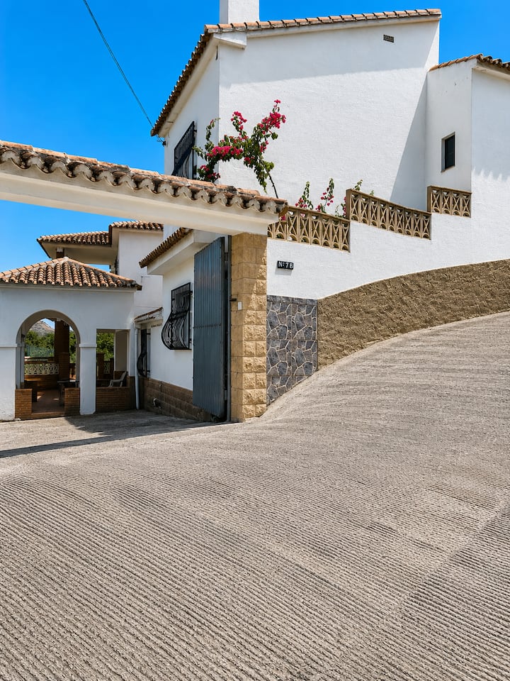 Sunny Spanish Apartment With Valley Views - Alcaucín