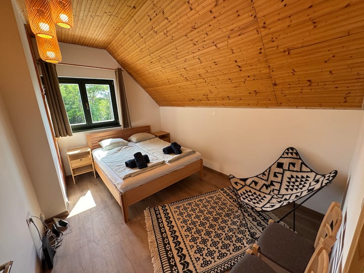 quarto elegante, com cama de casal de 160x200 cm