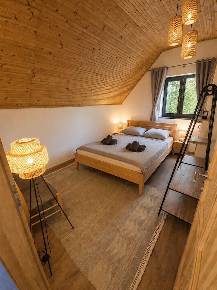 Quarto com uma cama queen size de 160x200, uma arara para roupas e um armário embutido