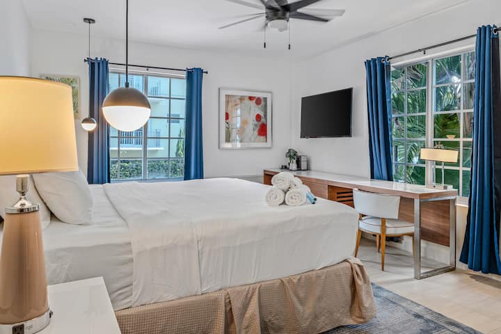 King Room With Lively South Beach Street Views - Miami Beach