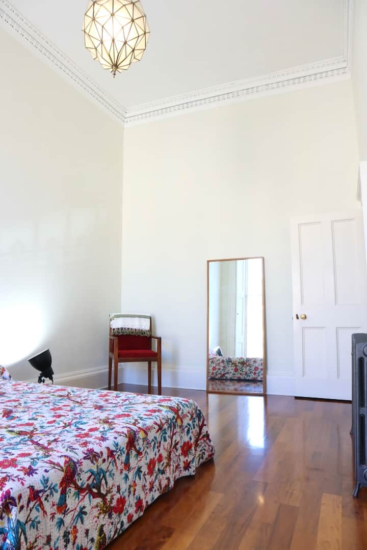 Un segundo dormitorio luminoso y espacioso con altos techos georgianos, elegantes detalles de época y mucho espacio para relajarse después de un día en la ciudad.