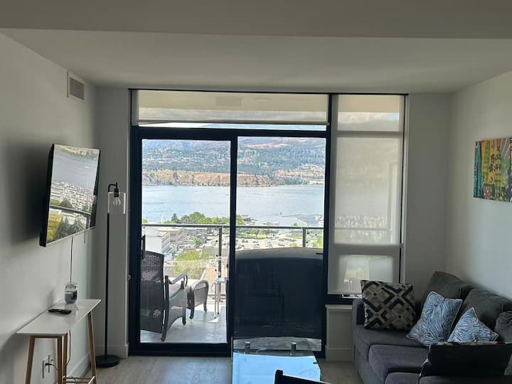 Spectacular Lake View One Bedroom + Den @ Downtown - Canada