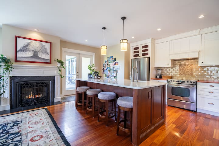 2-min Walk To Beach | 5br Family Retreat Sleeps 12 - Oak Bay