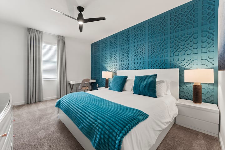 Revisa un correo electrónico en el escritorio y luego descansa en la cama tamaño king. Un pequeño espacio de trabajo junto a la ventana para quienes tengan que estar en contacto con la oficina.
