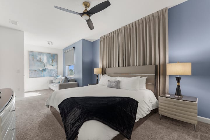 Siéntate en el sofá de dos plazas junto a la ventana para leer tranquilamente en esta habitación con cama tamaño king. Lámparas a ambos lados de la cama y un asiento junto a la ventana para disfrutar de mañanas tranquilas.