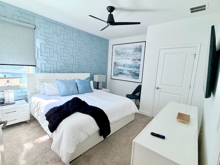 Duerme profundamente en la cama tamaño king bajo la brisa del ventilador de techo. Con las persianas oscurecedoras bajadas y el teléfono sobre la cómoda, el sueño de vacaciones comienza aquí.