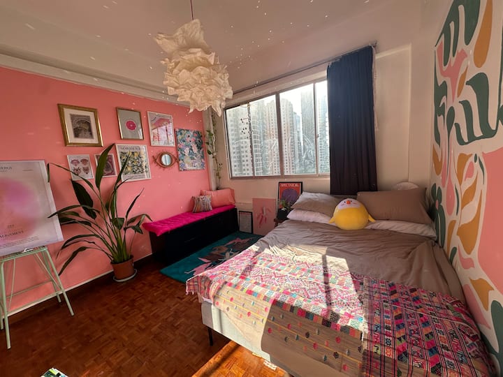 Colorful Bright Room In The Heart Of Orchard - Singapore