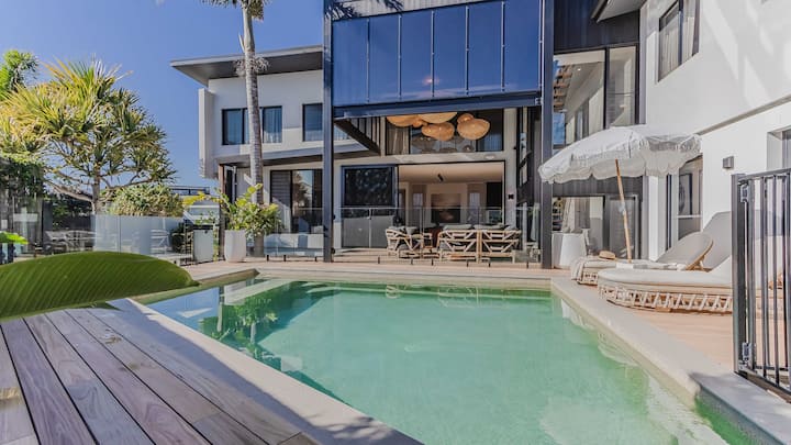 Escape On Ebony - Kingscliff