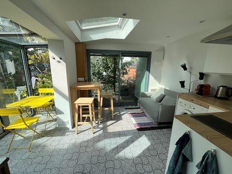 Popular Airbnb listing: Secret Garden | Metro 2 min | Paris 20 min in Maisons Alfort