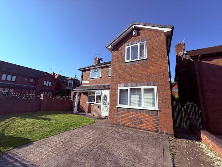 Spacious And Modern Family House - Liverpool