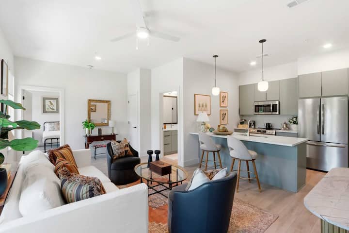 The Jardin Azalea Suite | Near Downtown - Apartments for Rent in