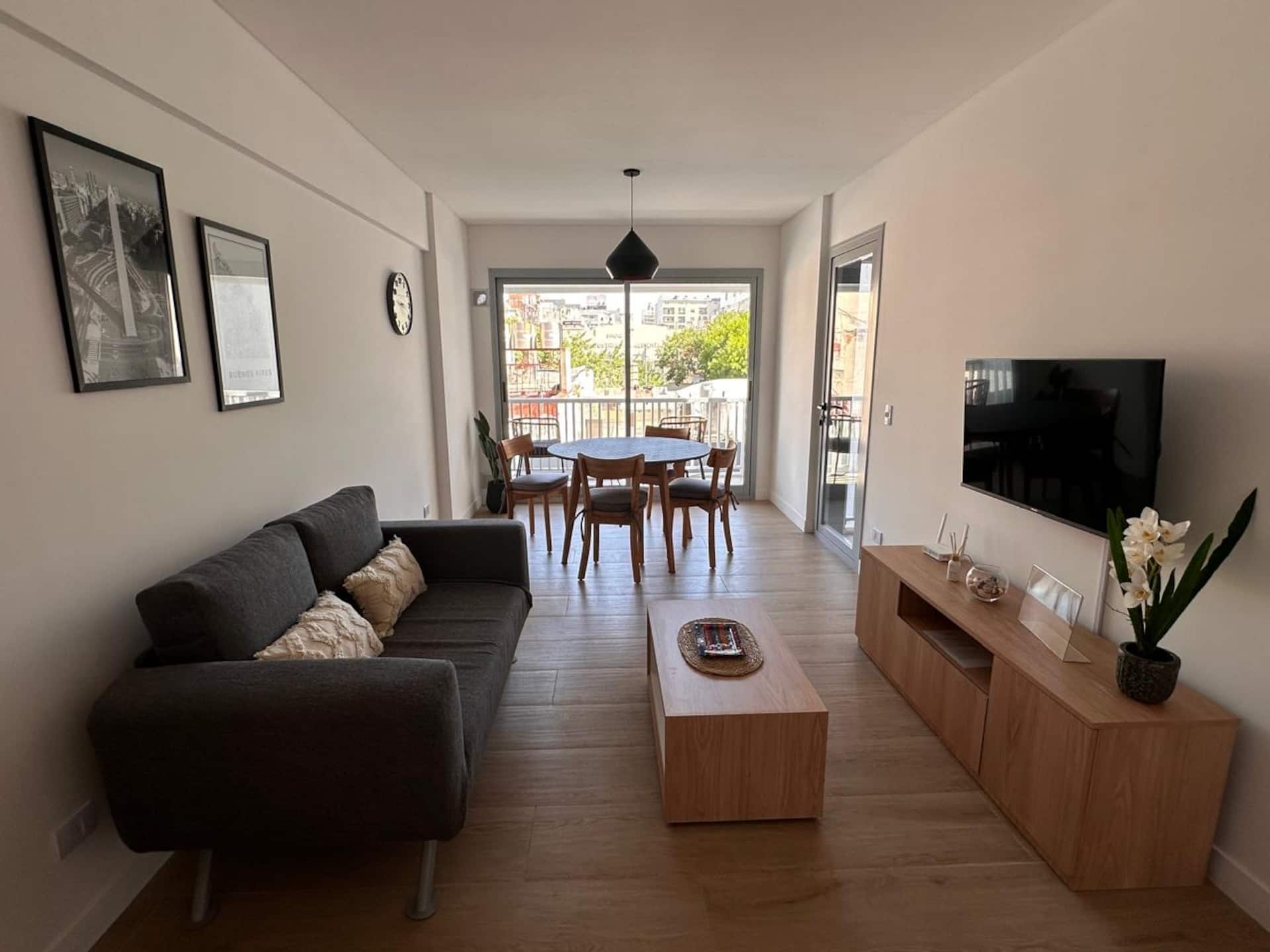 Apartamento com 2 quartos e varanda