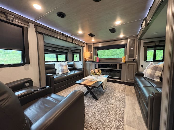 Luxury Couples Glamping & Mini Horse Experiences - Owen Sound