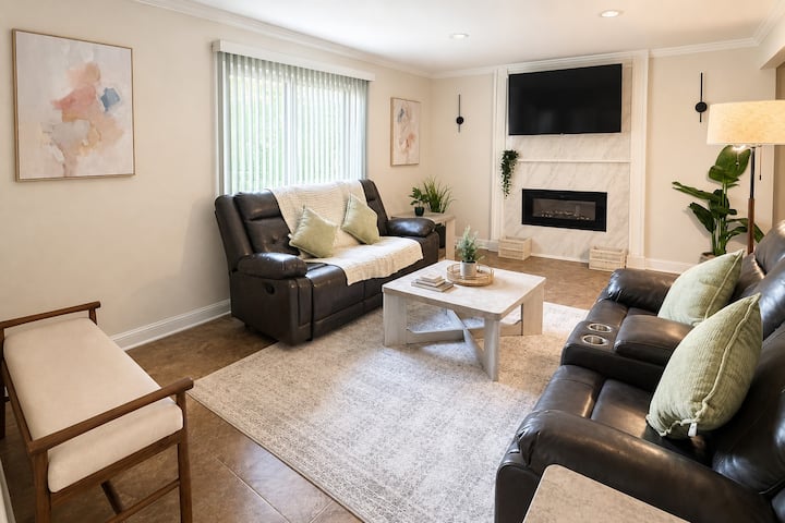 Sterling Modern Comfort | Man Cave + Spacious Yard - Sterling Heights, MI
