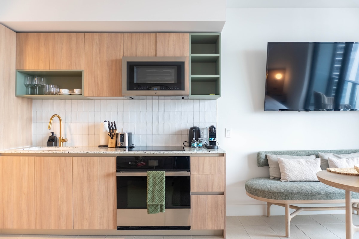 43rd-Floor Skyline Views • Prime Downtown Location