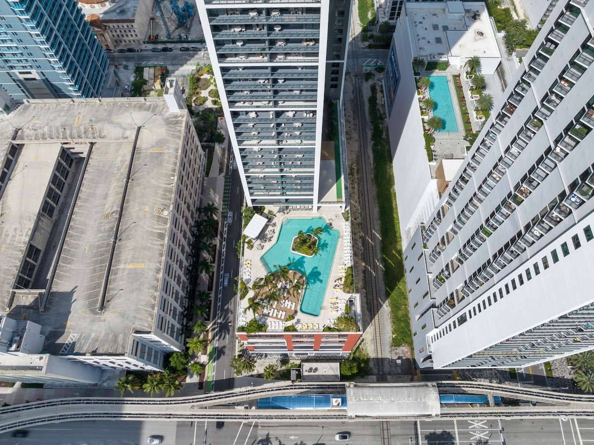 43rd-Floor Skyline Views • Prime Downtown Location