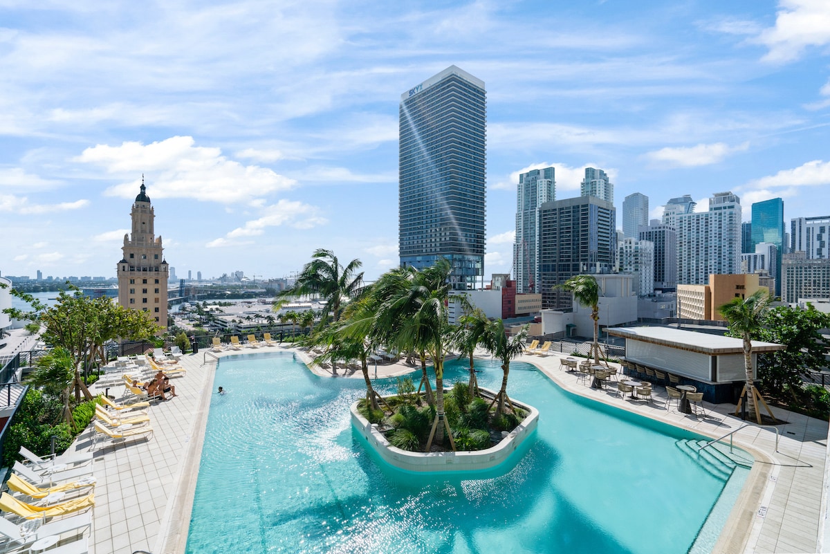 43rd-Floor Skyline Views • Prime Downtown Location