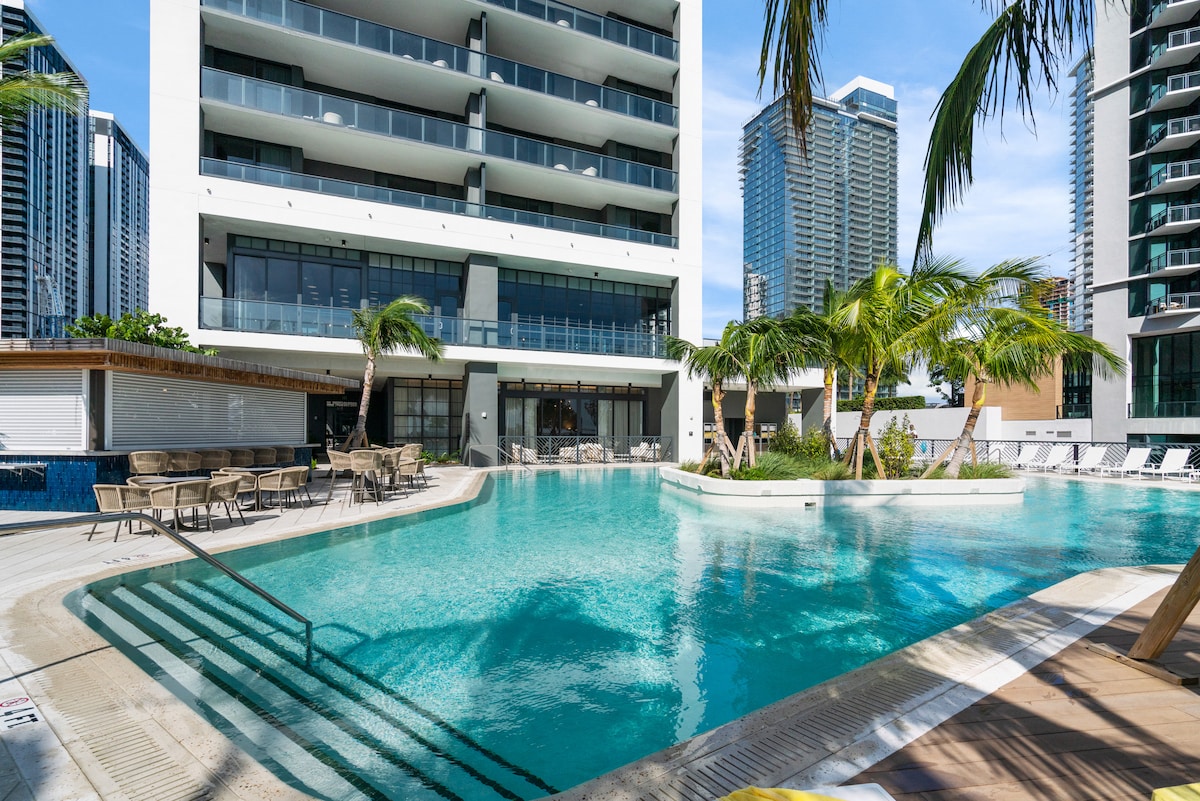 43rd-Floor Skyline Views • Prime Downtown Location