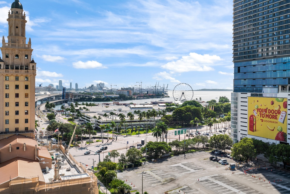 43rd-Floor Skyline Views • Prime Downtown Location