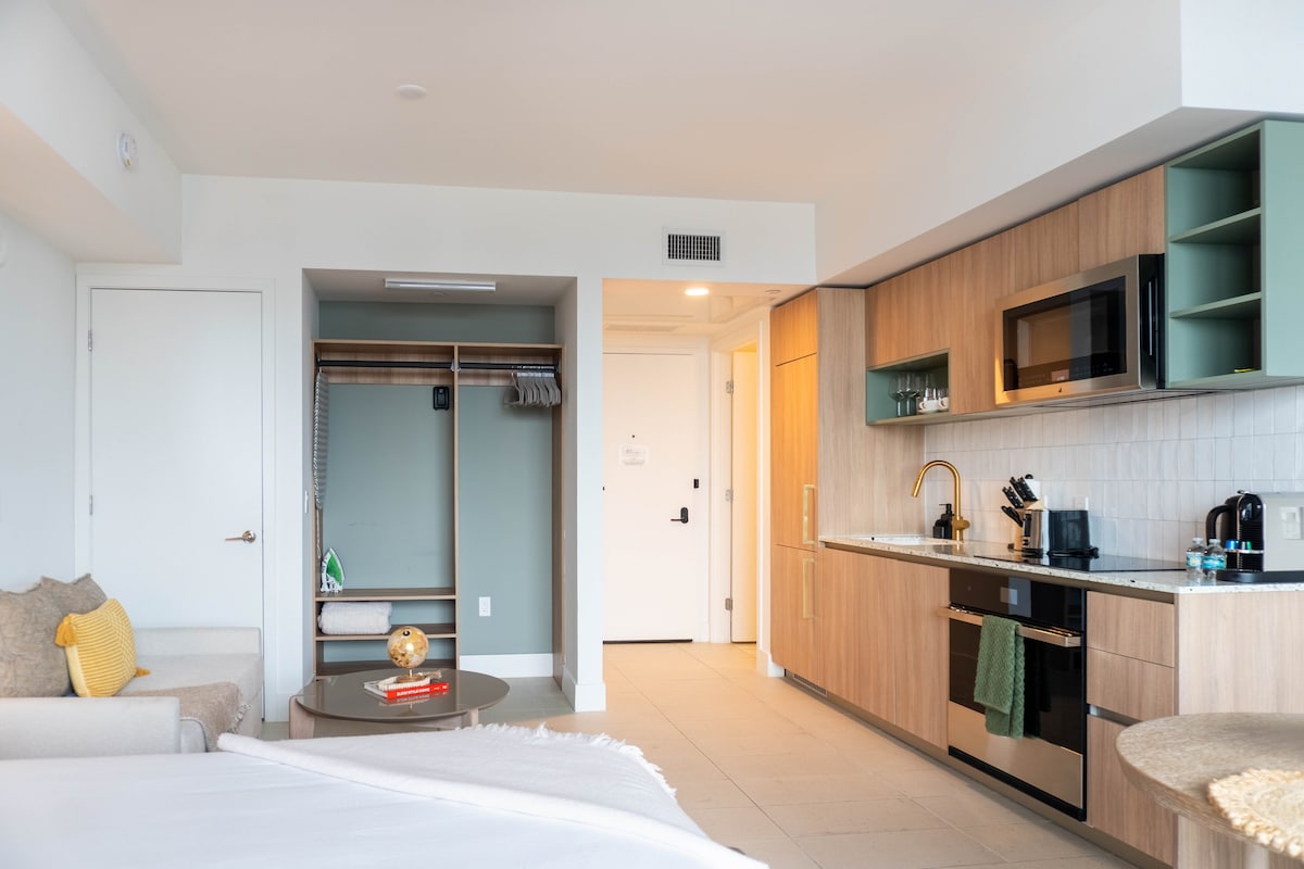 43rd-Floor Skyline Views • Prime Downtown Location