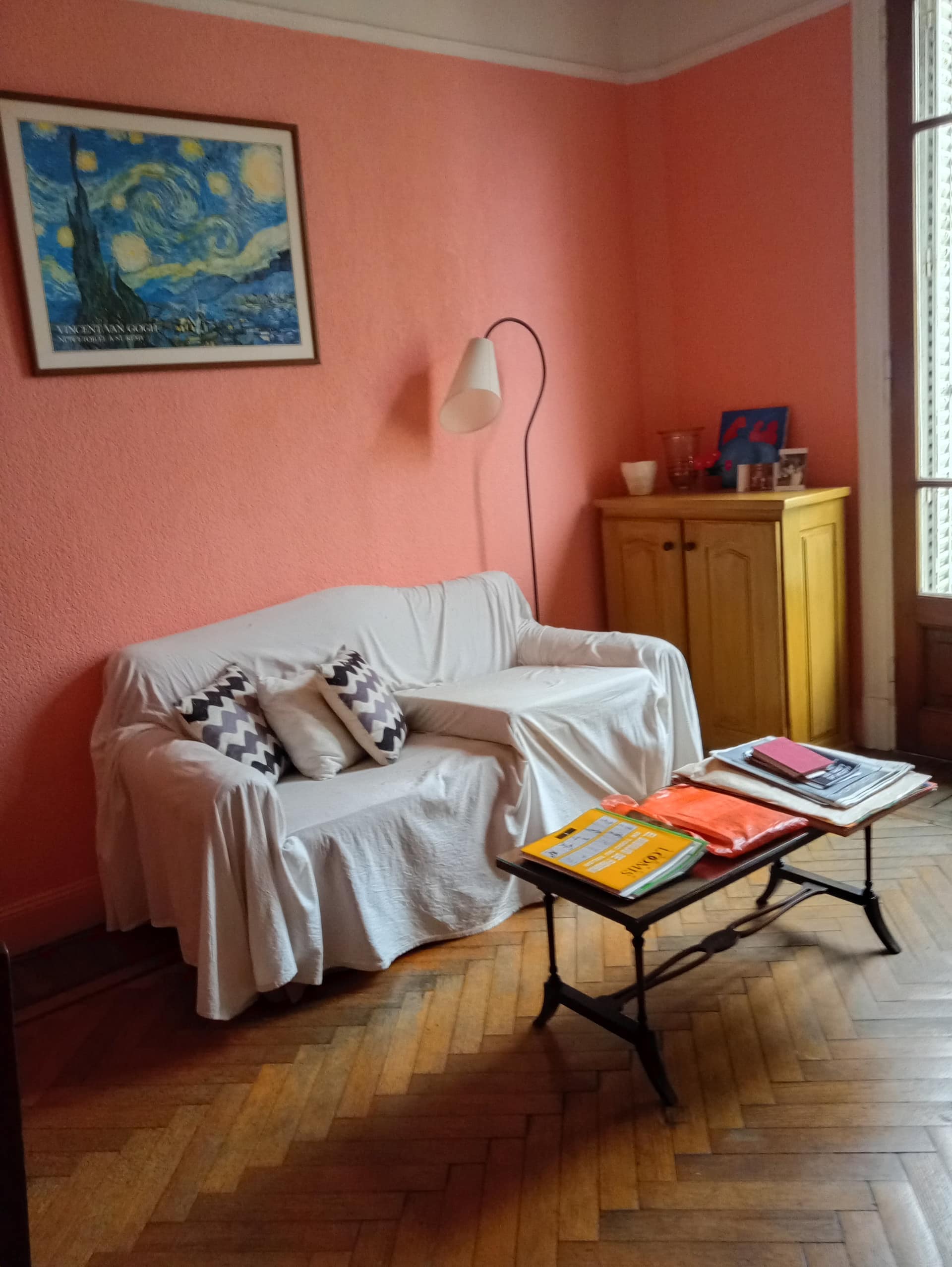 Habitación amoblada con balcón