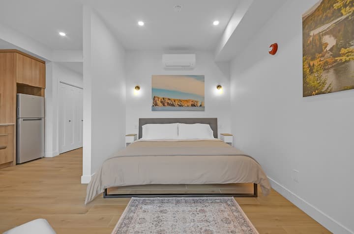 Cama tamaño king acogedora y cómoda
