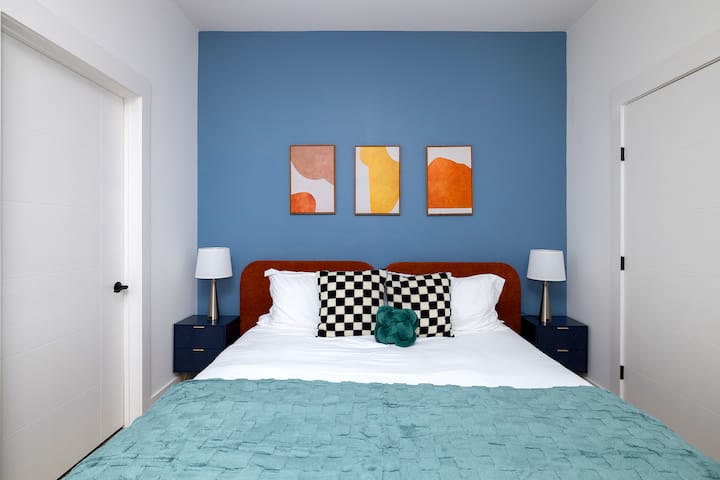 Dormitorio con cama king