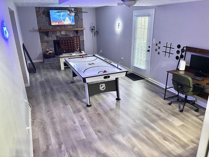 Basement Suite| Game Room | 2 Queen Beds - Riverdale, GA