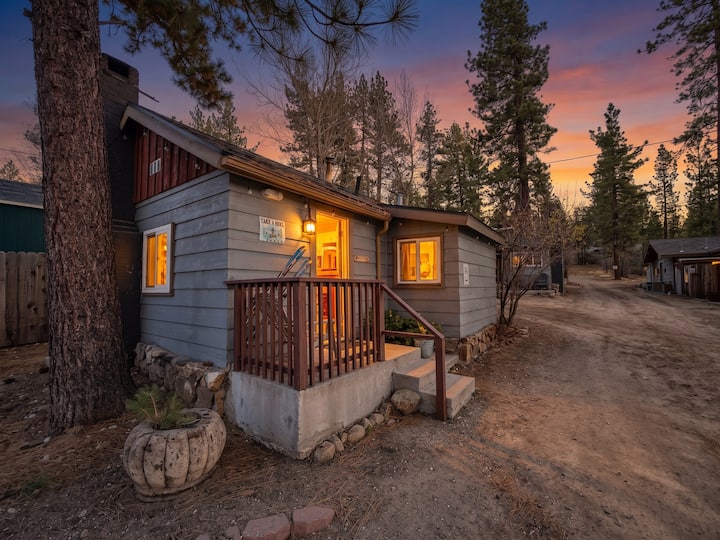 Cottage 3: Deluxe King Studio W/ Fireplace. - Big Bear Lake, CA