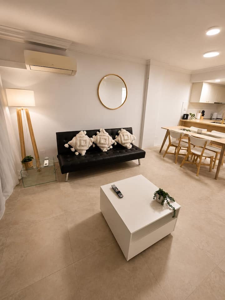 Luxurious Beach Side Living | Pool + Free Parking - Gold Coast