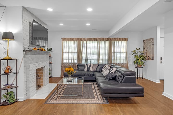 Sleeps 12 | 2 Kitchens | 8 Min To Mercedes-benz - Atlanta, GA