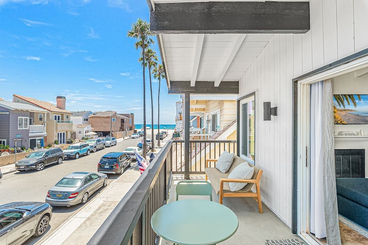 Walk To The Beach From This Updated 4br Home - Newport Beach, CA