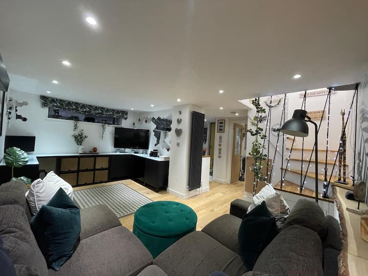 Three Bedroom Spacious Apartment - Bristol