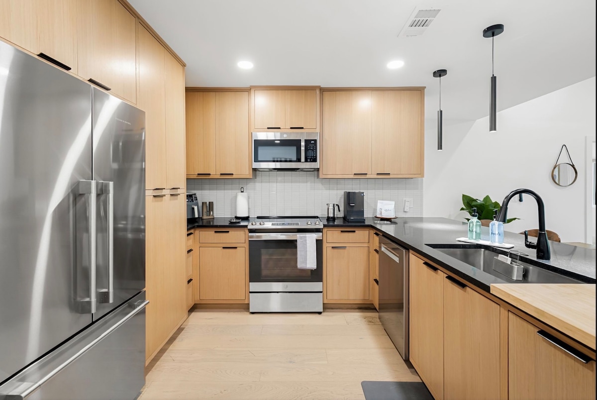 Modern Retreat Near Downtown