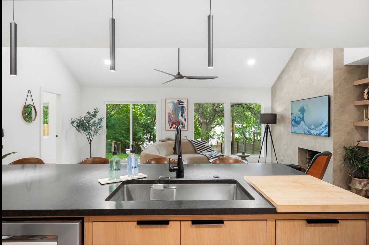 Modern Retreat Near Downtown