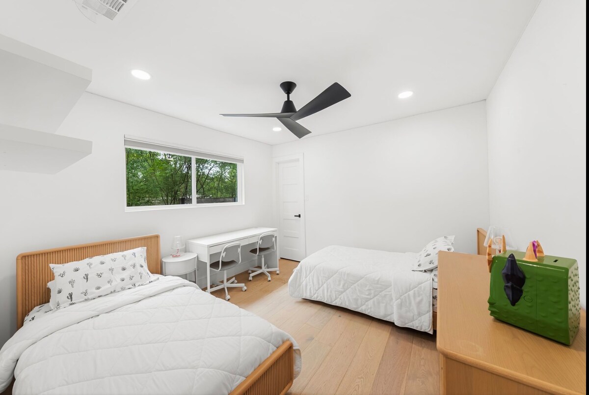 Modern Retreat Near Downtown