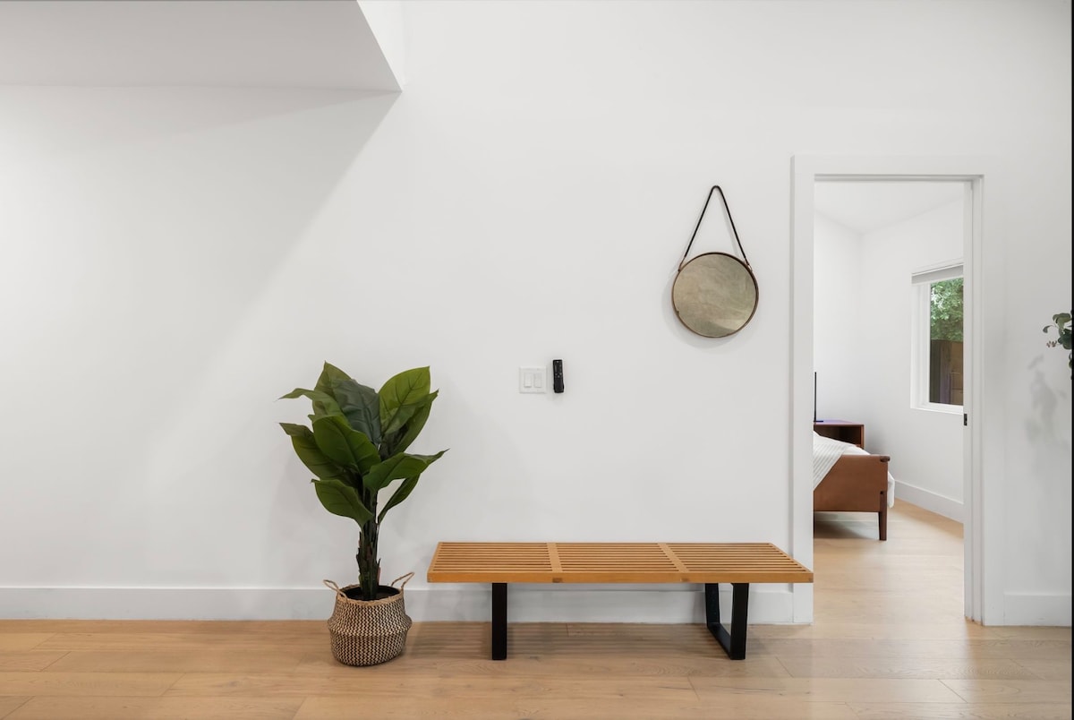 Modern Retreat Near Downtown