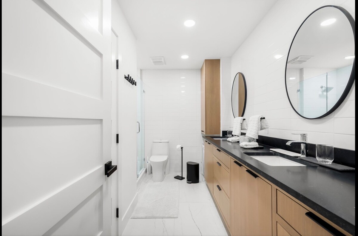Modern Retreat Near Downtown
