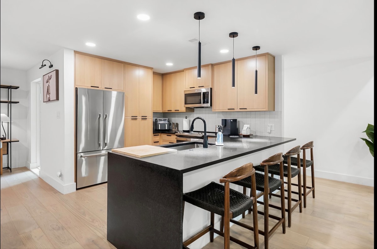 Modern Retreat Near Downtown