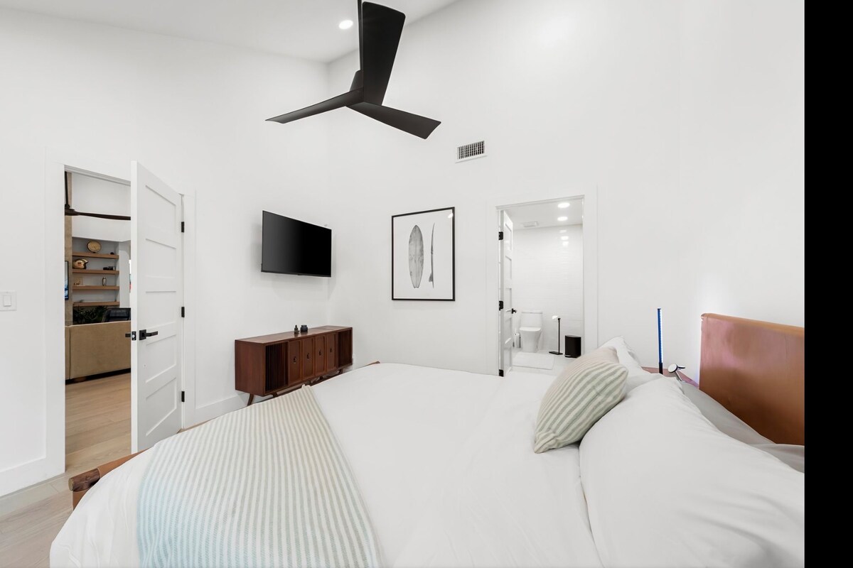 Modern Retreat Near Downtown